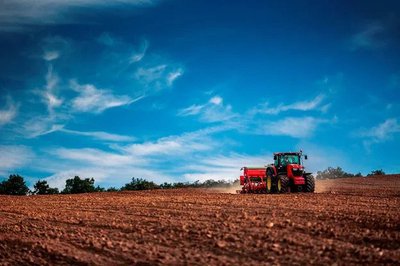 TRACTOR FLUID VS HYDRAULIC OIL: KEY DIFFERENCES EXPLAINED