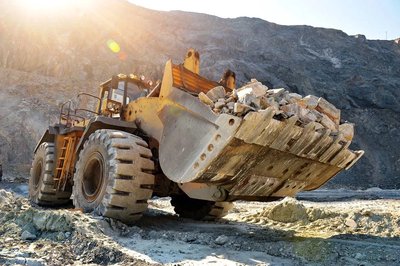 LUBRICATION SOLUTIONS FOR EQUIPMENT OPERATING ON STEEP INCLINES AND ROUGH TERRAIN